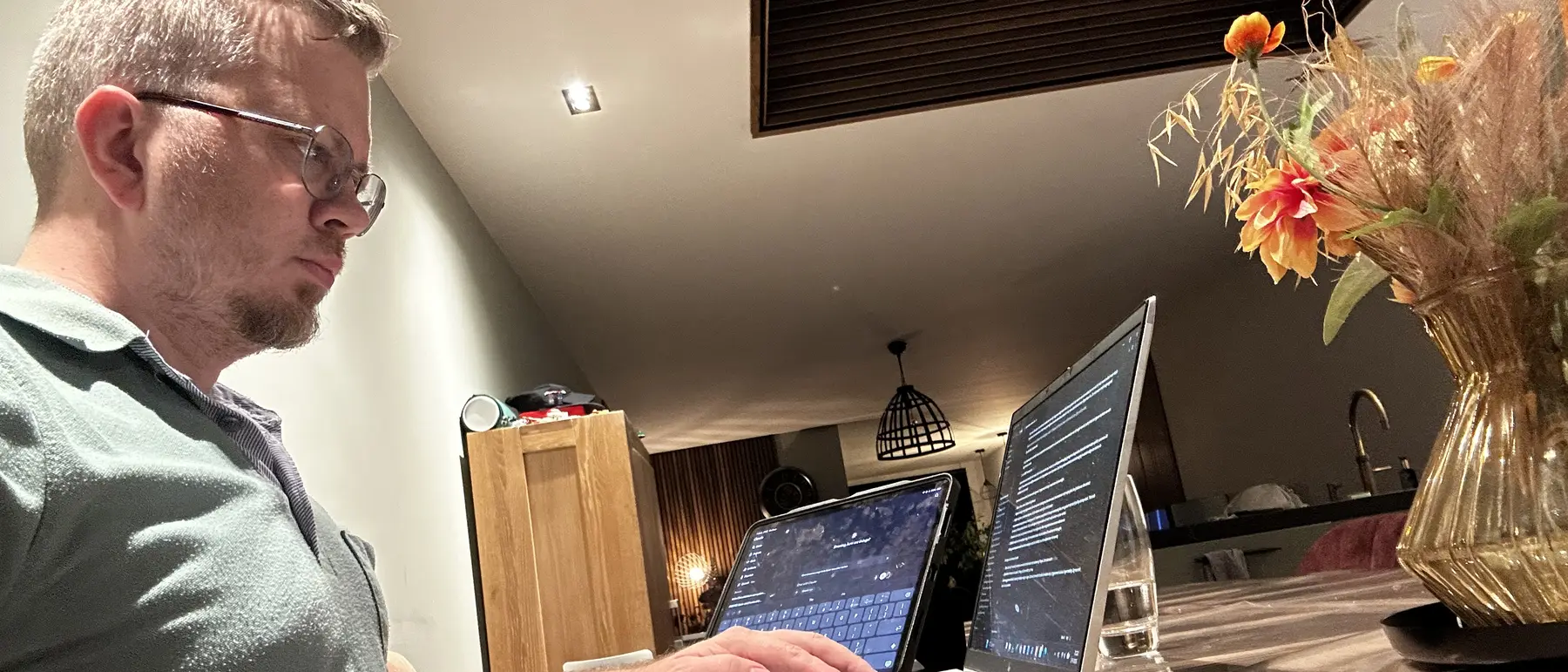 Matthias aan het werk achter twee schermen